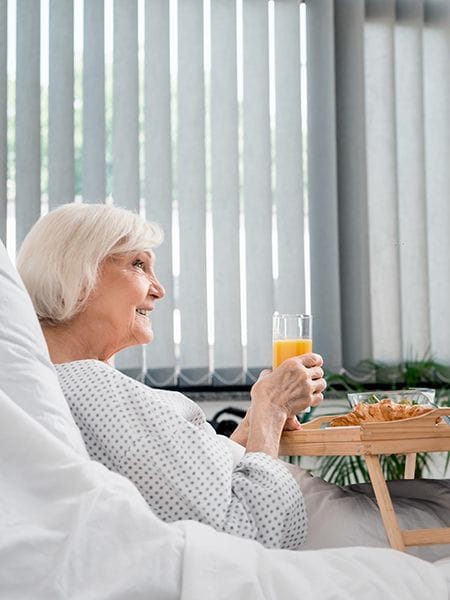 patient gets breakfast